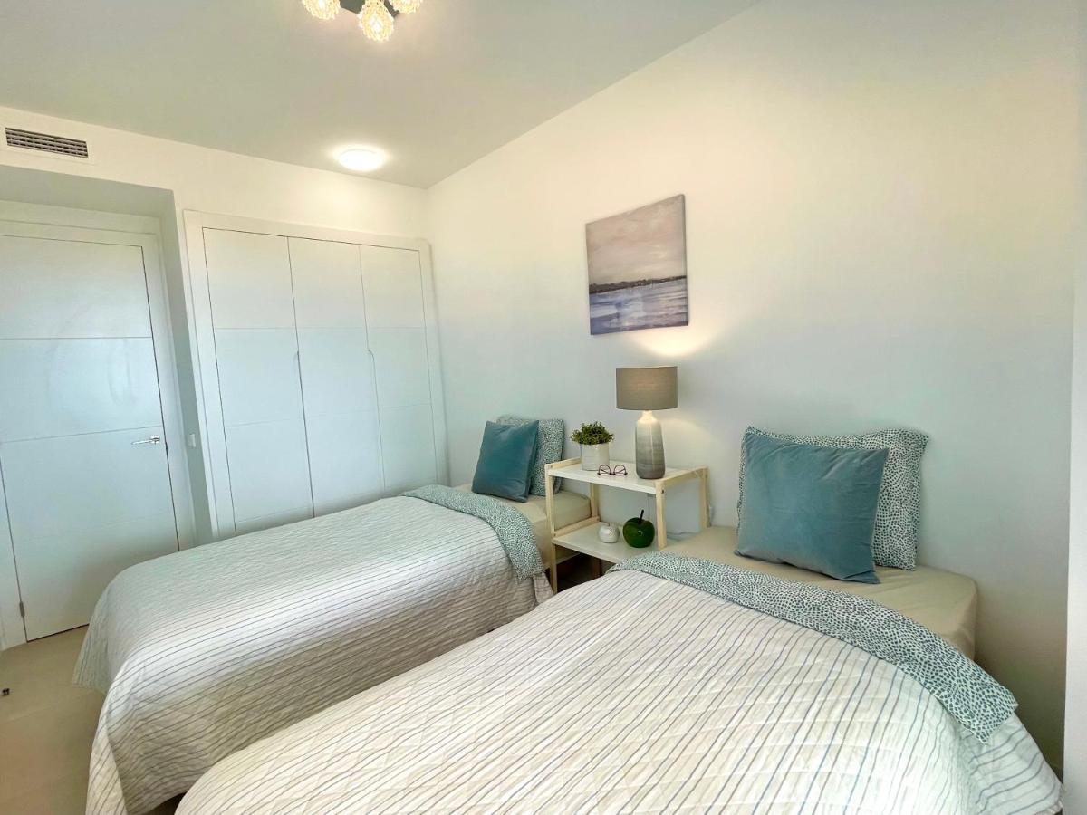 Luxury 3 Bedroom Apartment 300M From The Beach フエンヒロラ エクステリア 写真