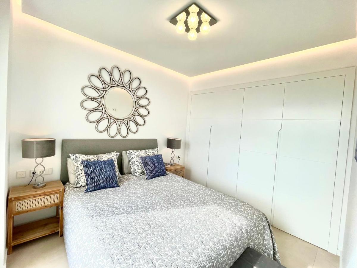 Luxury 3 Bedroom Apartment 300M From The Beach フエンヒロラ エクステリア 写真