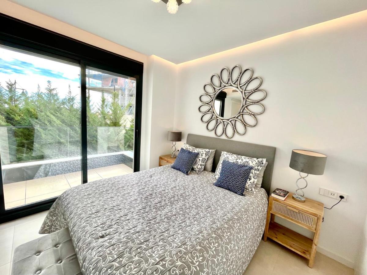 Luxury 3 Bedroom Apartment 300M From The Beach フエンヒロラ エクステリア 写真